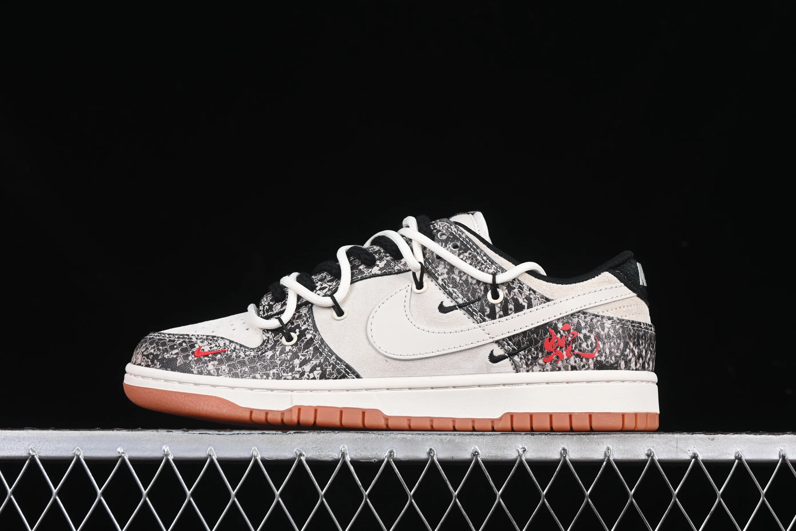 All categories Nk SB Dunk Series Nk SB Dunk Low High-end customized low-top sneakers Nk SB Dunk Low Year of the Snake series Snake scale white hook High-end customized low-top casual sneakers YX5066-275